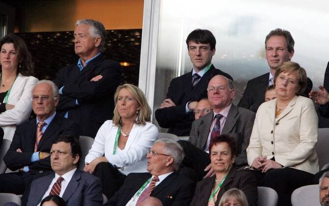 Nicht gerade Begeisterung der Frauen Heidi Burmester (von Franz Beckenbauer) und Bundeskanzlerin Angela Merkel beim Eröffnungsspiel. Unser Bild zeigt von links nach rechts: Franz Beckenbauer, Heidi Burmester, Bundestagspräsident Dr. Norbert Lammer und Bundeskanzlerin Angela Merkel - aufgenommen beim Eröffnungsspiel der Fussball WM 2006 in München am 09.06.2006 , München Deutschland