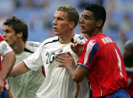 Lukas Podolski wird von Michael Umana bedrängt - Aktion - aufgenommen während dem Eröffnungsspiel der Fussball WM 2006 in München am 09.06.2006 , München Deutschland