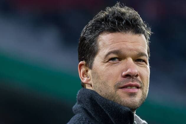 Bilder des Tages - SPORT Muenchen, Deutschland, 20.12.2017, DFB-Pokal, Achtelfinale, FC Bayern Muenchen - BV Borussia Dortmund, Michael Ballack guckt ( DeFodi048