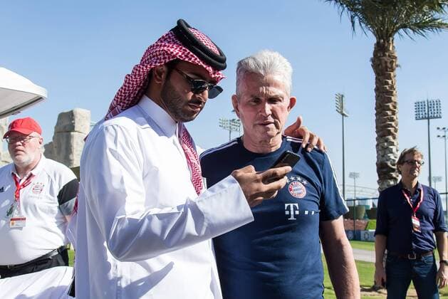 Themen der Woche - SPORT Bilder des Tages - SPORT Doha, Katar, 03.01.2018, FC Bayern Muenchen Winter Trainingslager 2018 Cheftrainer Jupp Heynckes (FCB) macht Selfie ( DeFodi507