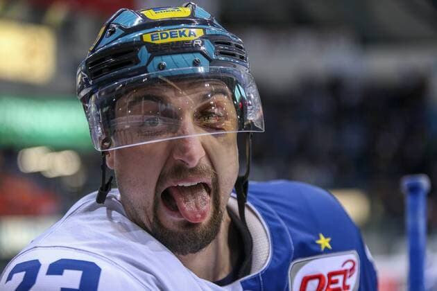Themen der Woche - SPORT Bilder des Tages - SPORT DEL - Eishockey - ERC Ingolstadt - Grizzlys Wolfsburg - Saison 2017 2018 - Matt Pelech ( 23 ERCI) mit einem blauen Auge - Matt Pelech ( 23 ERCI) bekam einen Puck in das Gesicht - Foto: Stefan Bösl DEL - Eishockey - ERC Ingolstadt - Grizzlys Wolfsburg