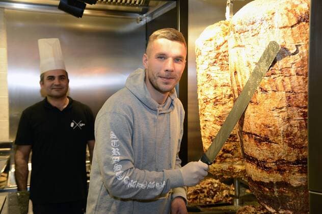 Themen der Woche - SPORT Bilder des Tages SPORT Lukas Podolski bei der Eröffnung seines Döner-Restaurants Mangal Döner am Clodwigplatz. Köln, 06.01.2018