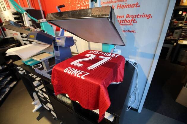 Themen der Woche - SPORT Bilder des Tages - SPORT VfB Stuttgart Fan Shop Mario Gomez Trikot Deutschland, Stuttgart, 11.01.2018, Fussball, Bundesliga, Saison 2017 2018, VfB Stuttgart, Fan Shop Mario Gomez Trikot.