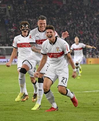 Themen der Woche - SPORT Bilder des Tages - SPORT 13.01.2018, Fussball 1.Liga 2017 2018, 18.Spieltag, VfB Stuttgart - Hertha BSC Berlin, in der Mercedes-Benz-Arena Stuttgart. Torjubel zum 1:0 von Mario Gomez (Stuttgart), v.li: Banjamin Pavard (Stuttgart), Daniel Ginczek (Stuttgart), Mario Gomez (Stuttgart).