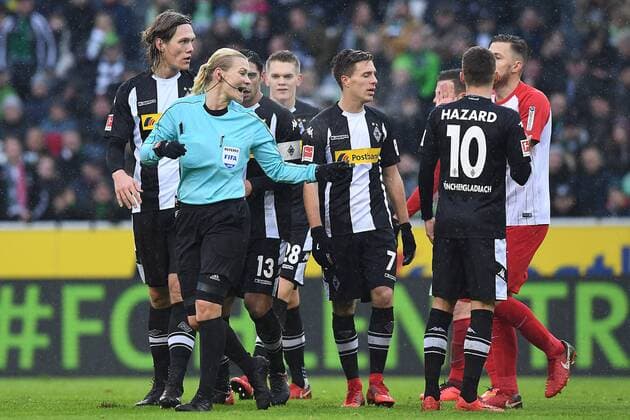 Themen der Woche - SPORT Fußball 1. Bundesliga 19. Spieltag Borussia Mönchengladbach - FC Augsburg am 20.01.2018 im Borussia-Park in Mönchengladbach FIFA-Schiedsrichterin Bibiana Steinhaus, vorne