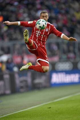 Themen der Woche - SPORT Bilder des Tages - SPORT Joshua Kimmich FC Bayern München am Ball akrobatisch FC Bayern München FCB vs SV Werder Bremen 21.01.2018 FC Bayern München FCB vs SV Werder Bremen