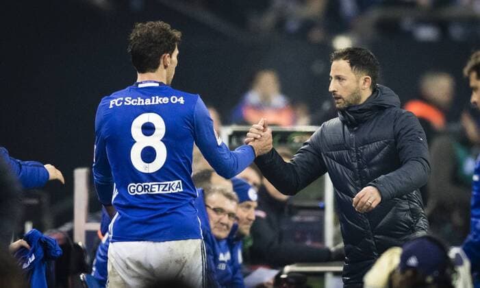 Themen der Woche - SPORT Bilder des Tages - SPORT Gelsenkirchen, 21.01.2018 Trainer Domenico Tedesco (S04) bedankt sich bei Leon Goretzka (S04) FC Schalke 04 - Hannover 96