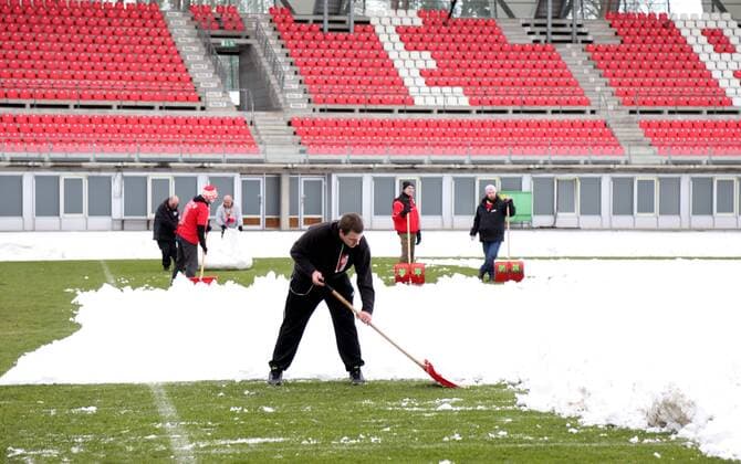 Themen der Woche - SPORT Bilder des Tages - SPORT Fußball, 3. Liga, Schneeräumen vor Rot-Weiß Erfurt - 1. FC Magdeburg GER, 3.Liga, FC Rot Weiss Erfurt - Schneeräumung Stadion 22.01.2018 , Erfurt, Steigerwaldstadion, Arena Erfurt, GER, 3.Liga, Saison 2017 2018, 22.Spieltag, FC Rot Weiss Erfurt vs 1.FC Magdeburg im Bild der RWE hat die Fans gebeten, bei der Schneeräumung im Stadion zu helfen, die freiwilligen Helfer kämpfen sich durch die Schneemassen und transportieren den Schnee mit Folien vom Platz