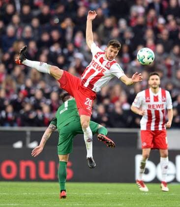 Themen der Woche - SPORT Bilder des Tages - SPORT 1. FC Köln - FC Augsburg 27.01.2018. Salih Özcan (Köln) fliegt über Marcel Heller (FCA).
