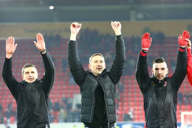26.01.2018, Fussball Herren, Saison 2017 2018, 2.BL, SSV Jahn Regensburg - FC Ingolstadt 04 von links: Mersad Selimbegovic (Co Trainer ), Achim Beierlorzer ( Trainer ) und Sargis Adamyan (alle SSV Jahn Regensburg) Regensburg Bayern Deutschland Continental Arena