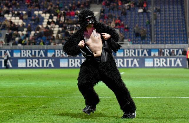 Themen der Woche - SPORT Bilder des Tages - SPORT 02.02.2018, xfux, Fussball 3.Liga, SV Wehen Wiesbaden - Karlsruher SC, emspor, v.l. Flitzer stuermt im Affenkostuem das Spielfeld Fan Wiesbaden