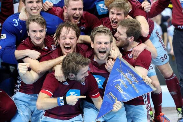 Themen der Woche - SPORT Bilder des Tages - SPORT Spieler vom UHC Hamburg, Jubel nach dem Schlusspfiff, Sieg, Sieger, Gewinner, jubelt, jubeln, Freude, optimistisch, Action, Aktion, vorn halten Jonas Fürste (UHC, 43) und Moritz Fürste (UHC, 21) den blauen Wimpel in der Hand, Hockey, KLAFS Final Four 2018, Herren, Finale, Der Club an der Alster - UHC Hamburg,