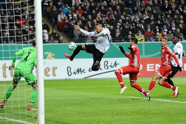 Themen der Woche - SPORT Bilder des Tages - SPORT Fußball DFB-Pokal Viertelfinale Eintracht Frankfurt - 1. FSV Mainz 05 am 07.02.2018 in der Commerzbank Arena in Frankfurt Kevin-Prince Boateng ( Frankfurt ), mitte mit einer Torchance