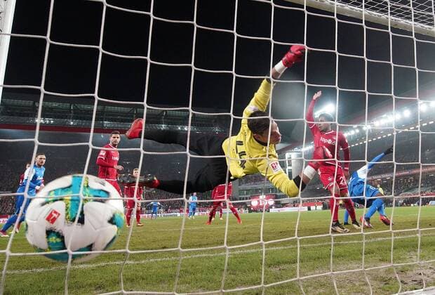 Themen der Woche - SPORT Bilder des Tages - SPORT 09.02.2018, xjhx, Fussball 2. Bundesliga,1. FC Kaiserslautern - Holstein Kiel, emspor, v.l. Marius Mueller (1. FC Kaiserslautern), Philipp Mewen (1. FC Kaiserslautern), David Kinsombi (Holstein Kiel) Goal scored, Tor zum 1:1 Kaiserslautern