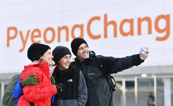 PyeongChang 2018 - Highlights der Olympischen Spiele Pyeongchang Olympics Visitors take a selfie near the Pyeongchang Olympic Stadium, the venue of the Winter Olympic opening ceremony, in South Korea on Feb. 9, 2018.