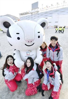 PyeongChang 2018 - Highlights der Olympischen Spiele Pyeongchang Olympics Volunteer workers pose for photos with Pyeongchang Olympics mascot Soohorang in front of the venue of the Winter Olympics opening ceremony in South Korea on Feb. 9, 2018.