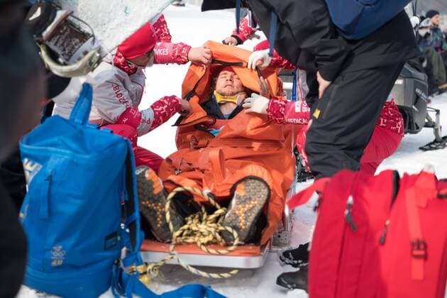 PyeongChang 2018 - Highlights der Olympischen Spiele Bilder des Tages - SPORT PyeongChang 2018, Snowboard, Mans Hedberg verletzt sich beim Slopestyle, Herren Quali 180210 Mans Hedberg of Sweden gets medical treatment after an injury in the Men s Snowboard Slopestyle qualification during the 2018 Winter Olympics on February 10, 2018 in Pyeongchang. Photo: Jon Olav Nesvold BILDBYRN kod JE 160151 Copyright: JONxOLAVxNESVOLD BB180210BB053
