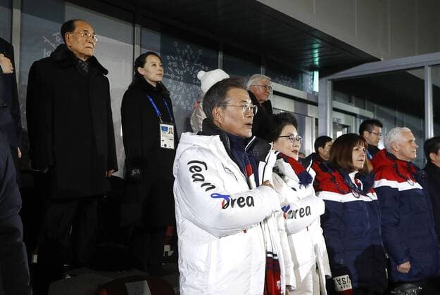 PyeongChang 2018 - Highlights der Olympischen Spiele February 9, 2018 - Pyeongchang, KOR - South Korean President Moon Jae-in, center, stands alongside first lady Kim Jung-sook, U.S. second lady Karen Pence and U.S. Vice President Mike Pence as the South Korean national anthem is played at the opening ceremony of the 2018 Winter Olympics in Pyeongchang, South Korea, Friday, February 9, 2018. Standing at top left is Kim Yong Nam, president of the Presidium of North Korean Parliament, and Kim Yo Jong, sister of North Korean leader Kim Jong Un. Winter Olympics Opening Ceremony - ZUMAp124 20180209_zaa_p124_011 Copyright: xPatrickxSemansky Poolx