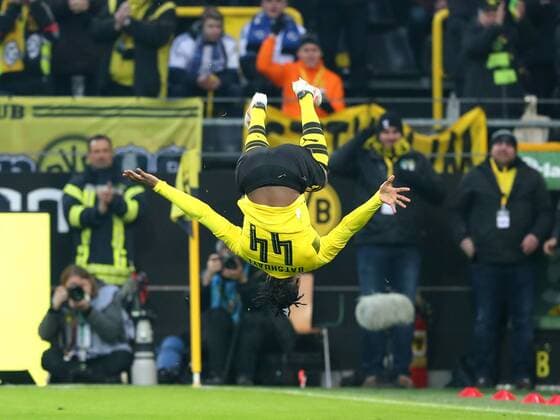 Themen der Woche - SPORT Bilder des Tages - SPORT Samstag 10.02.2018, Saison 2017 2018, 1. Bundesliga, 22. Spieltag im Dortmunder Signal Iduna Park, BVB 09 Borussia Dortmund - Hamburger SV, Dortmunder Torjubel zum 1:0: Michy Batshuayi (BVB) mit Saltojubel