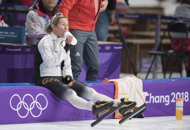 PyeongChang 2018 - Highlights der Olympischen Spiele Themen der Woche - SPORT Bilder des Tages - SPORT Claudia PECHSTEIN, GER, Aktion, 9. Platz, sitzt auf der Bande und trinkt aus einer Flasche, Eisschnellaufen 3000m der Frauen, Ladies 3,000m am 10.02.2018 Olympische Winterspiele 2018, vom 09.02. - 25.02.2018 in PyeongChang Suedkorea.