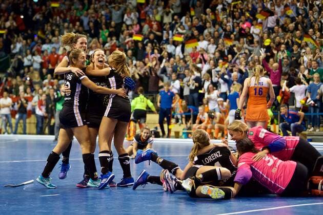 Themen der Woche - SPORT Bilder des Tages - SPORT Hockey Berlin 11.02.2018 Hallenhockey Weltmeisterschaften Indoor Hockey World Cup 2018 Frauen Damen Women Finale Deutschland (GER) - Niederlande (NED) 2:1 Deutschland ist Weltmeister Jubel nach dem Ende des Spiels