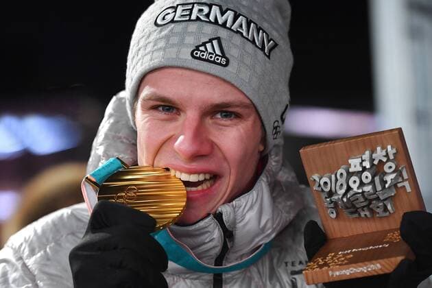 Themen der Woche - SPORT Bilder des Tages - SPORT Andreas WELLINGER (GER) beisst in seine Goldmedaille,Olympiasieger,Medaille. 1. Platz, Goldmedaillengewinner, Gold, Goldmedaille, Olympiasieger, Olympic Medals Plaza,am 11.02.2018, Ski jumping Skispringen Ski nordisch Normal Hill Men,Skispringen,Normalschanze, Olympische Winterspiele 2018, vom 09.02. - 25.02.2018 in PyeongChang Suedkorea.