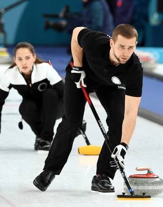 PyeongChang 2018 - Highlights der Olympischen Spiele (180213) -- PYEONGCHANG, Feb. 13, 2018 -- Olympic athletes from Russia Anastasia Bryzgalova (Back) and Aleksandr Krushelnitckii compete during mixed doubles curling match against Kristin Skaslien and Magnus Nedregotten from Norway at 2018 PyeongChang Winter Olympic Games Olympische Spiele Olympia OS at Gangneung Curling Centre, Feb. 13, 2018. Olympic athletes from Russia won 8-4 and claimed the bronze medal. ) (SP)OLY-SOUTH KOREA-PYEONGCHANG-CURLING-MIXED DOUBLES-BRONZE MEDAL-OAR VS NOR MaxPing