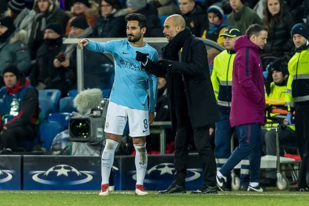 Basel, Schweiz 13.02.2018, UEFA Champions League - 2017 18 Season, Achtelfinale, FC Basel - Manchester City, Trainer Josep Guardiola (MNC) spricht mit Ilkay Guendogan (MNC) ( DeFodi507