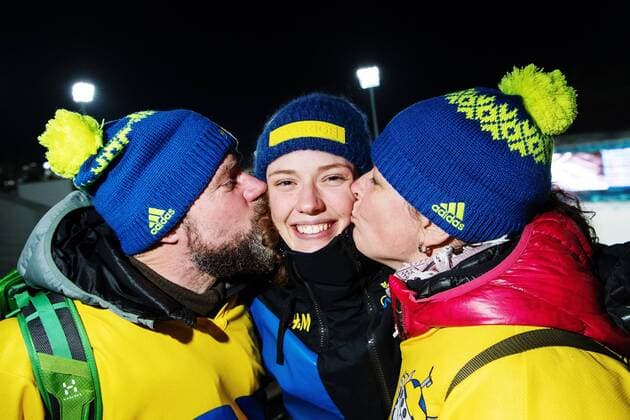 Themen der Woche - SPORT Olympia-Bilder des Tages - SPORT 180215 Hanna Öberg (center) of Sweden gets kisses frpm her parents after winning the women s 15 km biathlon during day six of the 2018 Winter Olympics on February 15, 2018 in Pyeongchang. Photo: Carl Sandin BILDBYRAN kod CS 57999_295 Copyright: CARLxSANDIN BB180215CS085