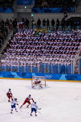 PyeongChang 2018 - Highlights der Olympischen Spiele PyeongChang 2018, Nordkoreanische Cheerleader-Gruppe beim Eishockeyspiel Korea - Tschechien 180215 North Korean cheerleaders look at a Ice hockey Eishockey match between Korea and Czech Republic during day six of the 2018 Winter Olympics on February 15, 2018 in Pyeongchang. Photo: Petter Arvidson BILDBYRN kod PA 91974 Copyright: PETTERxARVIDSON BB180215PA205