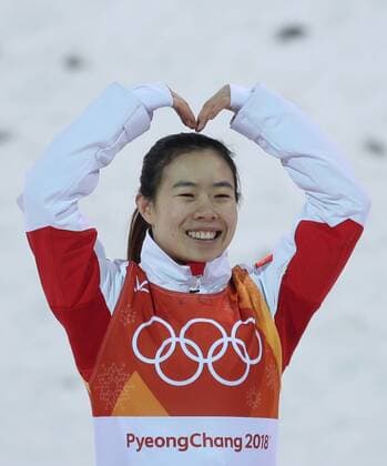 PyeongChang 2018 - Highlights der Olympischen Spiele Olympia-Bilder des Tages - SPORT (180216) -- PYEONGCHANG, Feb. 16, 2018 -- Kong Fanyu of China reacts during the venue ceremony of ladies aerials of freestyle skiing at 2018 PyeongChang Winter Olympic Games Olympische Spiele Olympia OS at Phoenix Snow Park in PyeongChang, South Korea, Feb. 16, 2018. Kong Fanyu claimed third place with 70.14 points. ) (SP)OLY-SOUTH KOREA-PYEONGCHANG-FREESTYLE SKIING-LADIES AERIALS FeixMaohua