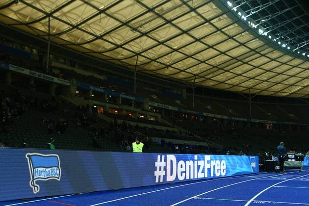 Themen der Woche - SPORT Bilder des Tages - SPORT 16.02.2018, xkvx, Fussball 1.Bundesliga, Hertha BSC Berlin - FSV Mainz 05, emspor, v.l. Bandenbeschriftung Free Deniz WELT Korrespodent Deniz Yuecel Berlin