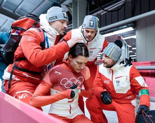 PyeongChang 2018 - Highlights der Olympischen Spiele Themen der Woche - SPORT Olympia-Bilder des Tages - SPORT 17.02.2018, Olympic Sliding Centre, Pyeongchang, KOR, PyeongChang 2018, Skeleton, Damen, 4. Lauf, im Bild Janine Flock (AUT) mit ihrem Team Janine Flock of Austria with her Team reacts after the ladie s Skeleton heat 4 competition of the Pyeongchang 2018 Winter Olympic Games Olympische Spiele Olympia OS at the Olympic Sliding Centre in Pyeongchang, South Korea on 2018 02 17. Pyeongchang