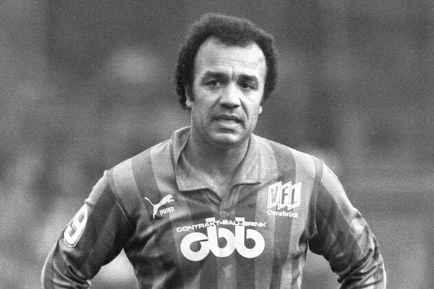 Aus 2. BL Saison 1982 1983 VfL Osnabrück (dunkle Hose) gegen den FC Augsburg 2:0 am 22.01.1983. Im Foto: VfL Spieler Erwin Kostedde.