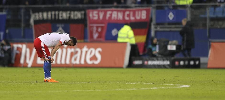 Themen der Woche - SPORT Bilder des Tages - SPORT Foto : Verlierer Filip Kostic ( HSV ) nach dem Schlusspfiff Fussball 1. Bundesliga , am Sa. 17.02.2018 Hamburger SV - Bayer o4 Leverkusen 1 - 2