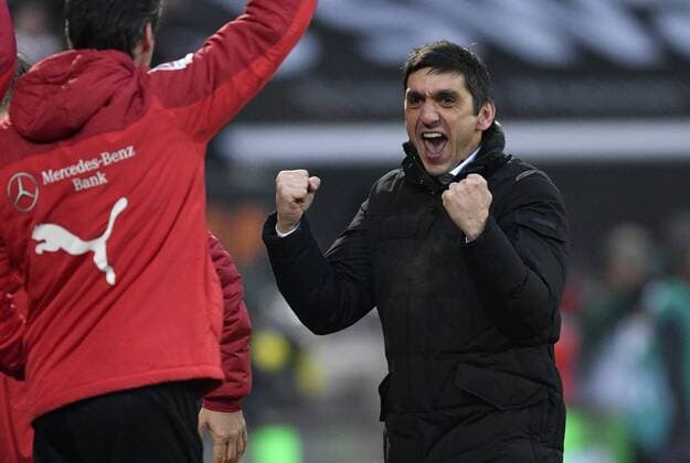 Themen der Woche - SPORT Bilder des Tages - SPORT Schlussjubel bei Cheftrainer Trainer Coach Tayfun Korkut VfB Stuttgart FC Augsburg FCA vs VfB Stuttgart 18.02.2018 FC Augsburg FCA vs VfB Stuttgart