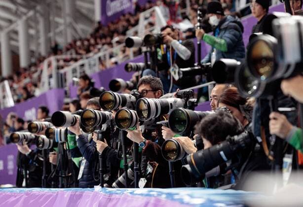 PyeongChang 2018 - Highlights der Olympischen Spiele Olympia-Bilder des Tages - SPORT 18.02.2018, Gangneung Oval, Gangneung, KOR, PyeongChang 2018, Eisschnelllauf, Herren, 500 m, im Bild Fotografen Photographer during the men s 500 m Speed skating Eisschnelllauf competition of the Pyeongchang 2018 Winter Olympic Games Olympische Spiele Olympia OS at the Gangneung Oval in Gangneung, South Korea on 2018 02 18. Gangneung