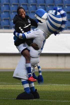 Themen der Woche - SPORT Bilder des Tages - SPORT V.l.n.r. Genoveva Anonma freut sich mit Maskottchen Ennatz ( beide MSV Duisburg ) ueber den Sieg. 18.02.2018 --- Fussball --- 1. Bundesliga --- MSV Duisburg vs SC Freiburg Schauinsland-Reisen-Arena Duis Copyright: xEIBNER ThomasxThienelx EP_TTL