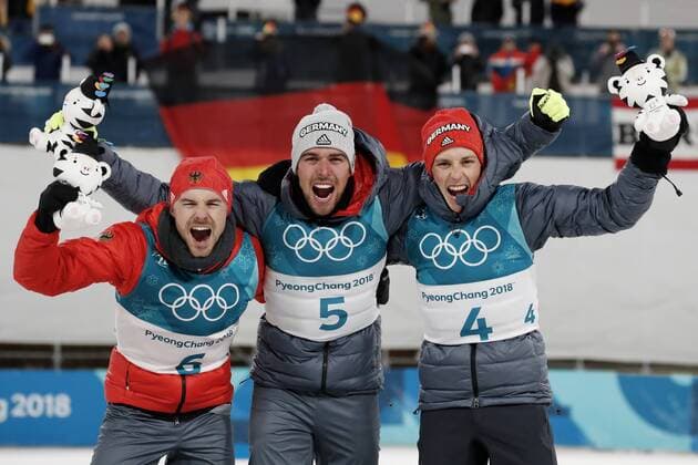 Themen der Woche - SPORT Olympia-Bilder des Tages - SPORT RYDZEK Johannes Olympiasieger Nr.5 Team GER jubelt mit FRENZEL Eric und RIESSLE Fabian bei der Siegeehrung Nordische Kombination 10km Olympic Wintergames 2018 Pyeongchang South Korea Olympische Winterspiele 2018 Pyeongchang 20.Februar 2018