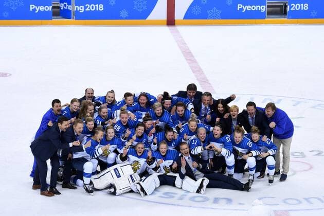 PyeongChang 2018 - Highlights der Olympischen Spiele (180221) -- PYEONGCHANG, Feb. 21, 2018 -- Team Finland celebrate victory in women bronze medal game of Ice hockey Eishockey against Olympic athletes from Russia at the 2018 PyeongChang Winter Olympic Games Olympische Spiele Olympia OS at Kwandong Hockey Centre, Gangneung, South Korea, Feb. 21, 2018. Team Finland won 3:2 and claimed bronze medal. ) (SP)OLY-SOUTH KOREA-PYEONGCHANG-ICE HOCKEY-WOMEN-BRONZE MEDAL GAME JuxHuanzong