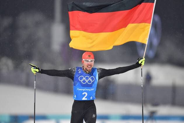 PyeongChang 2018 - Highlights der Olympischen Spiele Olympia-Bilder des Tages Schlusslaeufer Johannes RYDZEK (GER) laeuft mit der Deutschland Fahne,Flagge ins Ziel. Jubel,Freude,Begeisterung,,Aktion. Olympiasieger,Olympic Champion, Teamfoto,Team,Mannschaft,Mannschaftsfoto. Nordic Combined Team Gundersen LH 4x5 km, Nordische Kombination,Teamstaffel, Alpensia Ski Cross Centre, Olympische Winterspiele 2018, vom 09.02. - 25.02.2018 in PyeongChang Suedkorea.