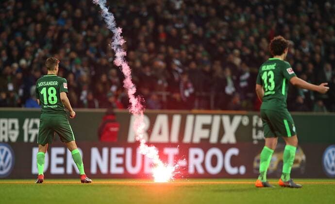Themen der Woche - SPORT Bilder des Tages - SPORT 24.02.2018, Fussball 1. Bundesliga 2017 2018, 24. Spieltag, SV Werder Bremen - Hamburger SV, im Weserstadion Bremen. eine Leuchtrakete landet auf dem Spielfeld