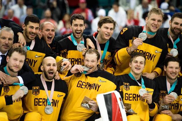 BEIJING 2022: Favoriten Themen der Woche - SPORT Olympia-Bilder des Tages 180225 Team Germany, silver, celebrating after the Ice hockey Eishockey Men s Final between Olympic Athletes from Russia (OAR) and Germany during day sixteen of the 2018 Winter Olympics on February 25, 2018 in Pyeongchang. Photo: Joel Marklund BILDBYRN kod JM 87649 Copyright: JOELxMARKLUND BB180225JM062