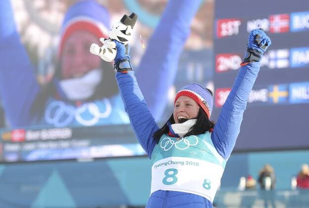 PyeongChang 2018 - Highlights der Olympischen Spiele (180225) -- PYEONGCHANG, Feb. 25, 2018 -- Gold-medalist Marit Bjoergen of Norway celebrates during the venue ceremony of ladies 30km mass start classic of cross-country skiing at the 2018 PyeongChang Winter Olympic Games Olympische Spiele Olympia OS at Alpensia Cross-Country Skiing Centre, PyeongChang, South Korea, Feb. 25, 2018. Marit Bjoergen won the gold medal in a time of 1:22:17.6. ) (SP)OLY-SOUTH KOREA-PYEONGCHANG-CROSS-COUNTRY SKIING-LADIES 30KM MASS START CLASSIC LixGang