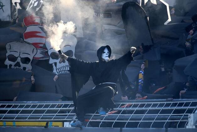 Themen der Woche - SPORT Bilder des Tages - SPORT GER, 3.Liga, FC Carl Zeiss Jena vs FC Rot Weiss Erfurt 25.02.18 , Jena, Ernst-Abbe-Sportfeld, GER, 3.Liga, Saison 2017 2018, 26.Spieltag, FC Carl Zeiss Jena vs FC Rot Weiss Erfurt im Bild Jenaer Fan als Tod mit Pyrotechnik