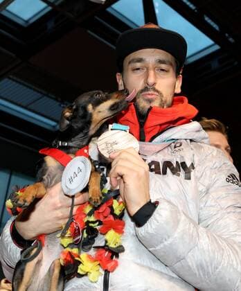 Themen der Woche - SPORT Bilder des Tages - SPORT Deutschland, Frankfurt am Main, Flughafen, 26.02.2018, Rueckkehr von Team Deutschland - Olympische Winterspiele 2018 in Pyeongchang Bild: Ein Küsschen zur Begrüßung von Tia für Dennis Endras Copyright: HMBxMedia xHeikoxBecker