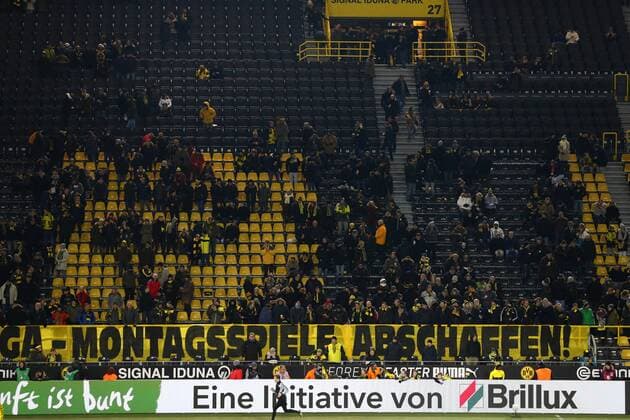 Themen der Woche - SPORT Bilder des Tages - SPORT Montag 26.02.2018, Saison 2017 2018, 1. Bundesliga, 24. Spieltag im Dortmunder Signal Iduna Park, BVB 09 Borussia Dortmund - FC Augsburg, Protest Boykott der Dortmunder Fans gegen Montagssspiele Spruchband: Montagsspiele abschaffen