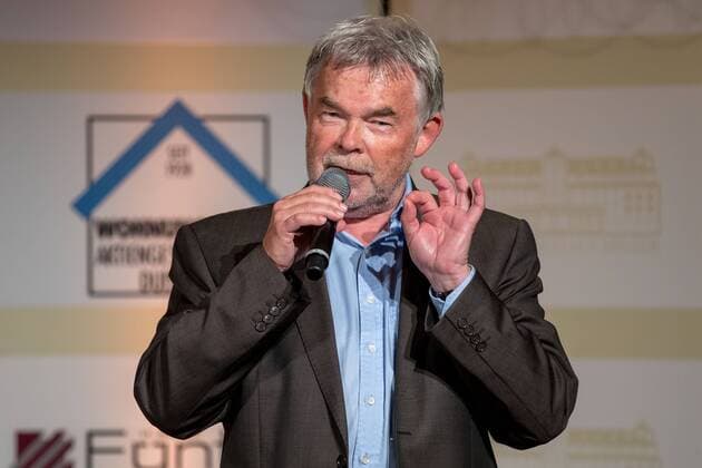 29.01.2018 , DU Duisburg , Fussballmanager Klaus Allofs zu Gast beim Landhaustreff im Landhaus Milser in Huckingen , Moderator Manfred Manni Breuckmann interviewt ihn.