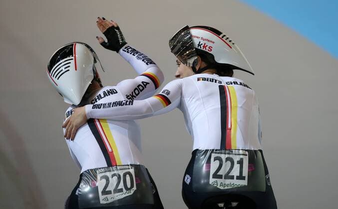 Themen der Woche - SPORT Bilder des Tages - SPORT UCI 2018 Track cycling Rad Radsport Bahnrad Bahn World Championships, UCI Bahn Weltmeisterschaften 2018, Apeldoorn (NED), 28.02.2018. Team Sprint woman finals, Team Sprint Frauen Finale, xmdx, Kristina VOGEL (GER, Germany, Deutschland) links mit Miriam WELTE (GER, Germany, Deutschland) Weltmeister Teamsprint frauen 2018 Track Cycling World Championships