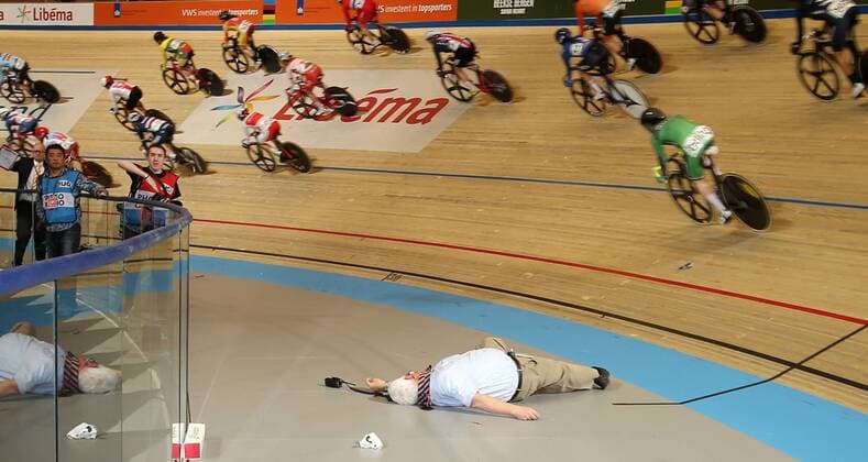 Themen der Woche - SPORT Bilder des Tages - SPORT Bahnrad, WM Apeldoorn, Fahrerin erfasst Kampfrichter UCI 2018 Track cycling Rad Radsport Bahnrad Bahn World Championships, UCI Bahn Weltmeisterschaften 2018, Apeldoorn (NED), 02.03.2018, xmdx, Womens Omnium, UCI Commisair Andrew McCord USA) crash with feamle raider, UCI Kommisaer prallt auf der Bahn mit einer Fahrerin zusammen, als er nach einem Sturz zuvor eine Teile der Raeder von der Bahn aufheben moechte. Liegt laengere Zeit am Boden, muss Notaertlich behandelt werden. 2018 Track Cycling World Championships